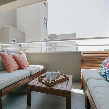 Scenic Sea View - Two Bedroom With Balcony And Sea View Apartmán *