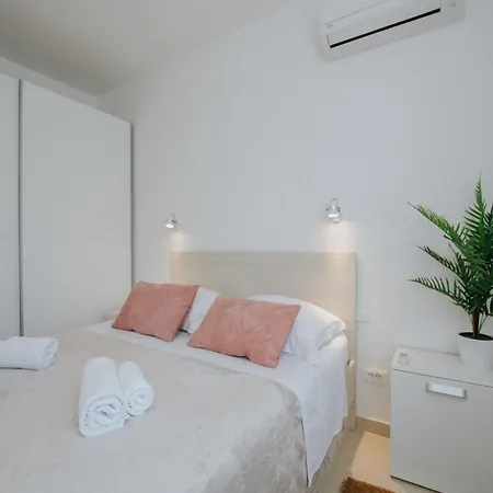 Scenic Sea View - Two Bedroom With Balcony And Sea View Apartmán