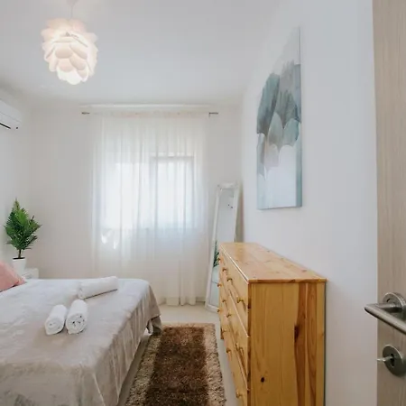 Scenic Sea View - Two Bedroom With Balcony And Sea View Apartmán *
